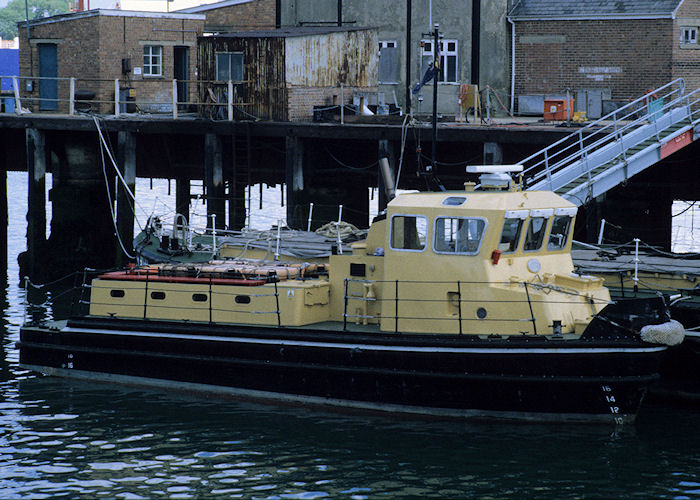 Photograph of the vessel RMAS HL 8095 pictured in Portsmouth Harbour on 29th May 1994