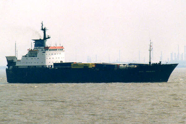 Photograph of the vessel  CCTL Hamburg pictured approaching Hull on 17th June 2000