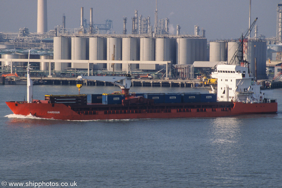 Photograph of the vessel  Gardsun pictured on the Nieuwe Maas at Vlaardingen on 18th June 2002