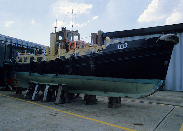 Photograph of the vessel RMAS HL 6513 pictured in Portsmouth Naval Base on 29th May 1994