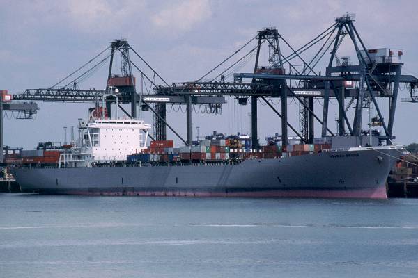 Photograph of the vessel  Howrah Bridge pictured in Felixstowe on 30th May 2001