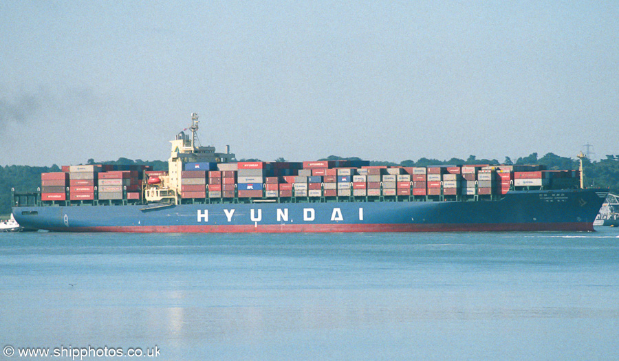 Photograph of the vessel  Hyundai Emperor pictured arriving at Southampton on 23rd July 2001