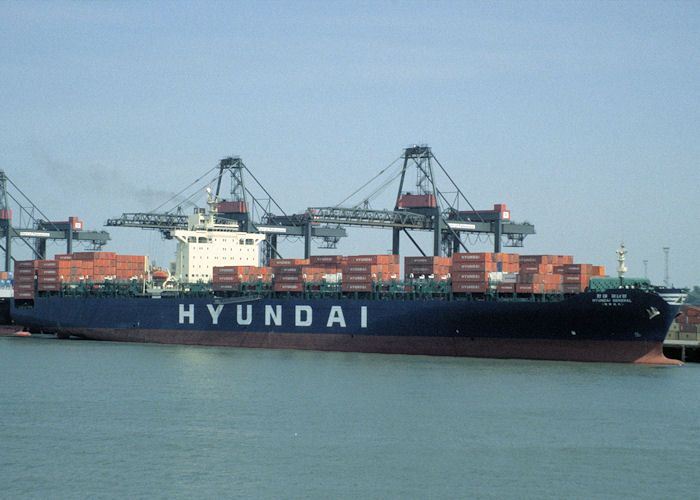 Photograph of the vessel  Hyundai General pictured at Felixstowe on 10th June 1997