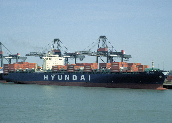 Photograph of the vessel  Hyundai General pictured at Felixstowe on 10th June 1997