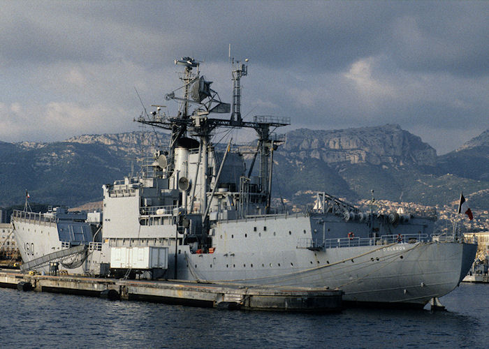 Photograph of the vessel FS Ile d'Oleron pictured at Toulon on 16th December 1991