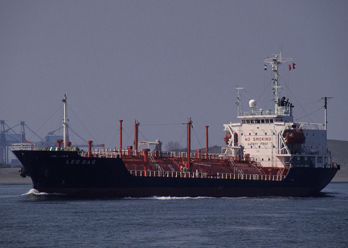 Photograph of the vessel  Leo Gas pictured on the Nieuwe Waterweg on 14th April 1996