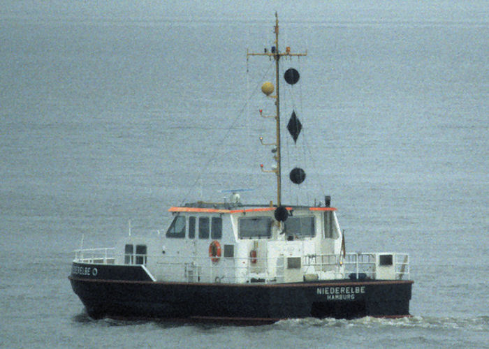 Photograph of the vessel rv Niederelbe pictured on the River Elbe on 27th May 1998