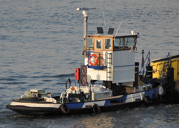 Photograph of the vessel  Reinod 5 pictured passing Vlaardingen on 28th June 2011
