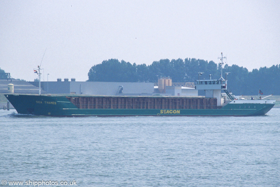 Photograph of the vessel  Sea Thames pictured on the Nieuwe Waterweg on 18th June 2002