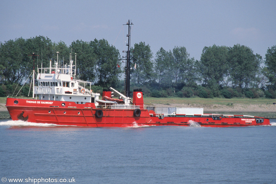 Photograph of the vessel  Thomas de Gauwdief pictured on the Nieuwe Waterweg on 17th June 2002
