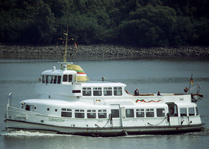 Tonndorf pictured on the River Elbe on 27th May 1998