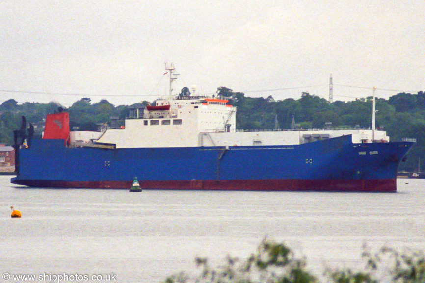  Vans Queen pictured arriving at Southampton on 4th June 2002