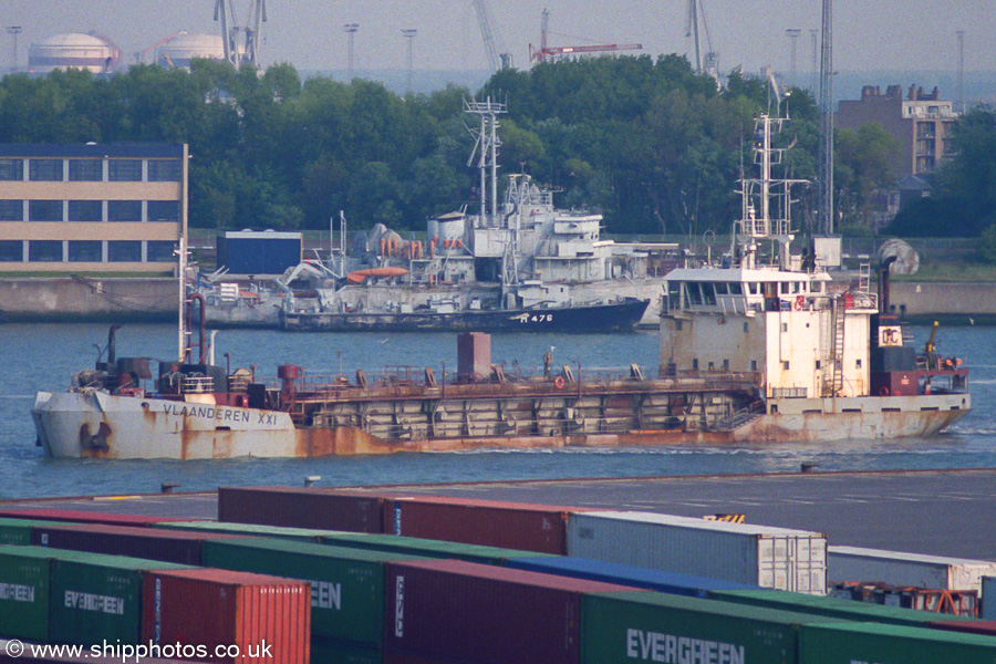 Photograph of the vessel  Vlaanderen XXI pictured dredging at Zeebrugge on 7th May 2003