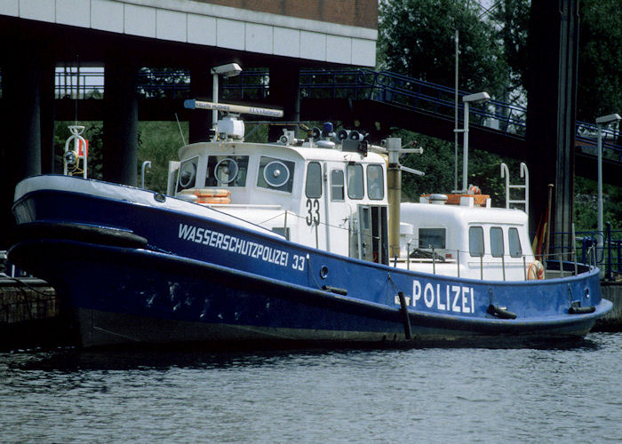 Photograph of the vessel  Wasserschutzpolizei 33 pictured at Hamburg on 27th May 1998